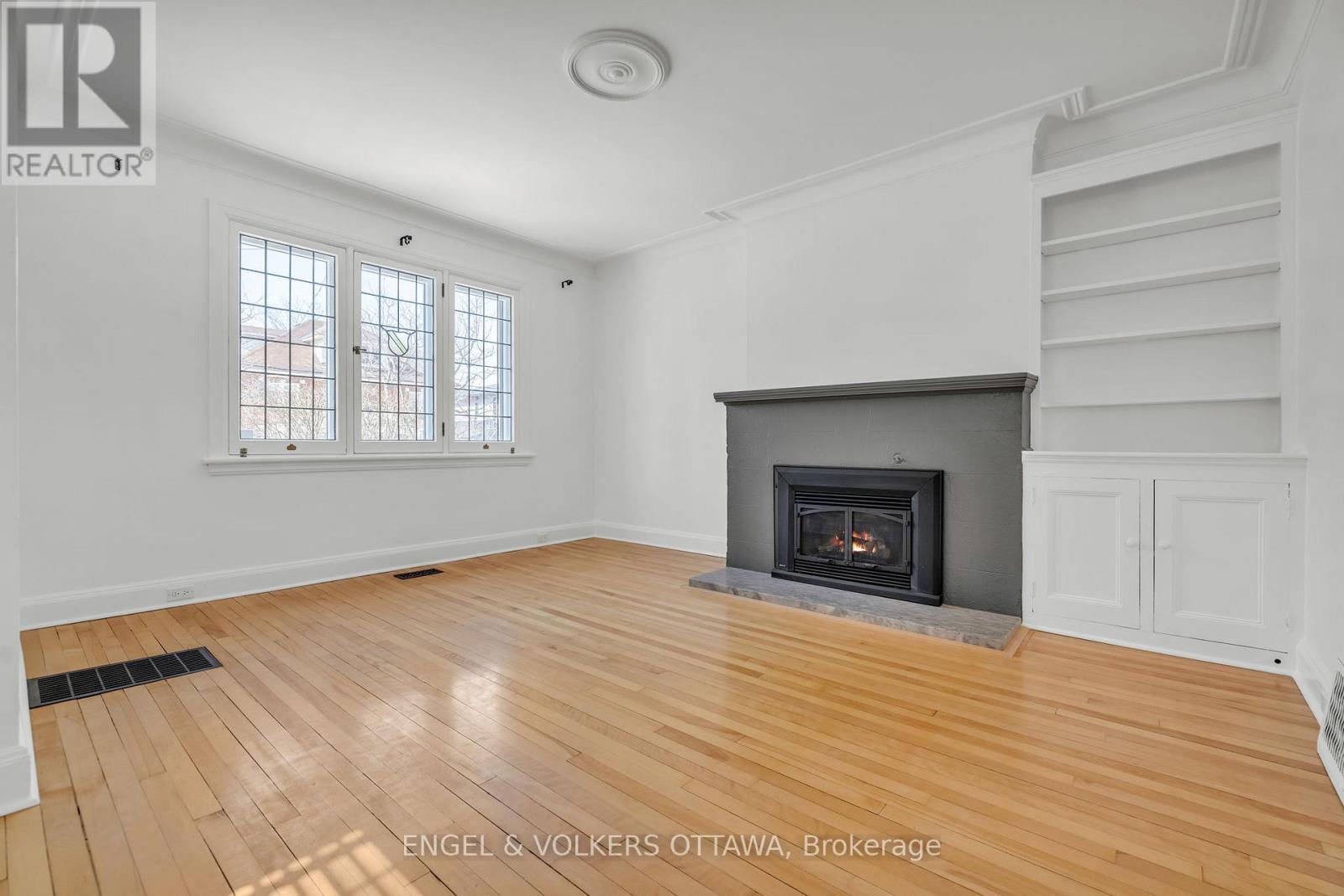 477 Golden Avenue, Ottawa, ON - Indoor Photo Showing Living Room With Fireplace