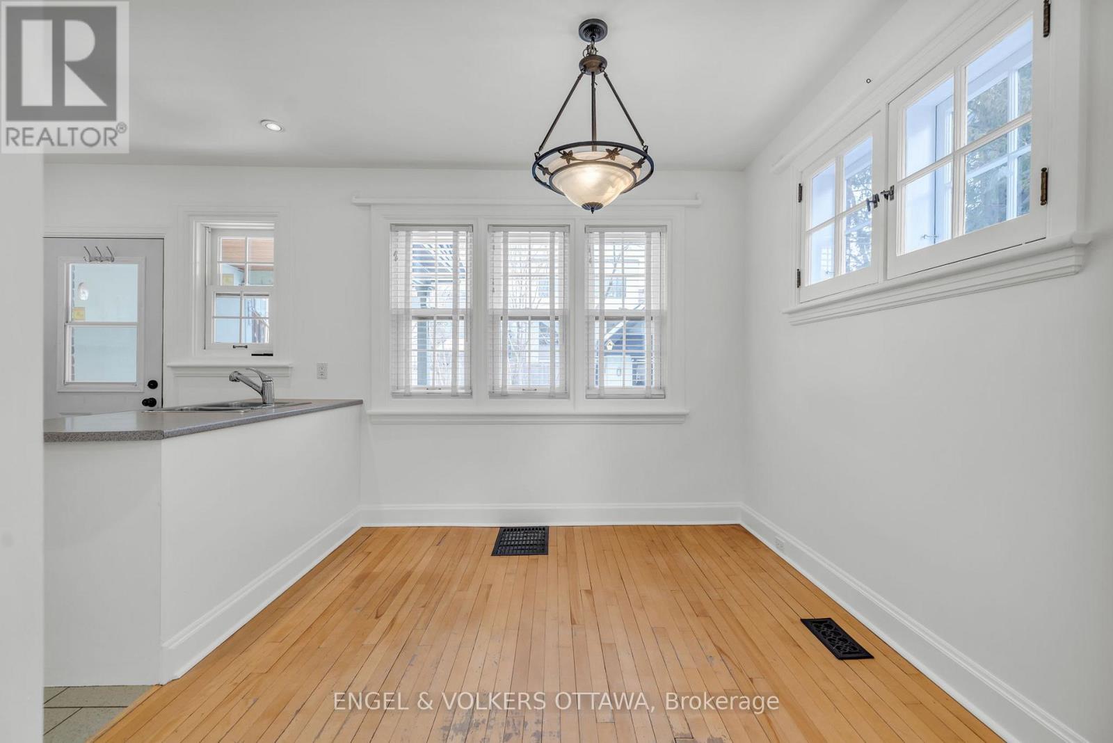 477 Golden Avenue, Ottawa, ON - Indoor Photo Showing Other Room