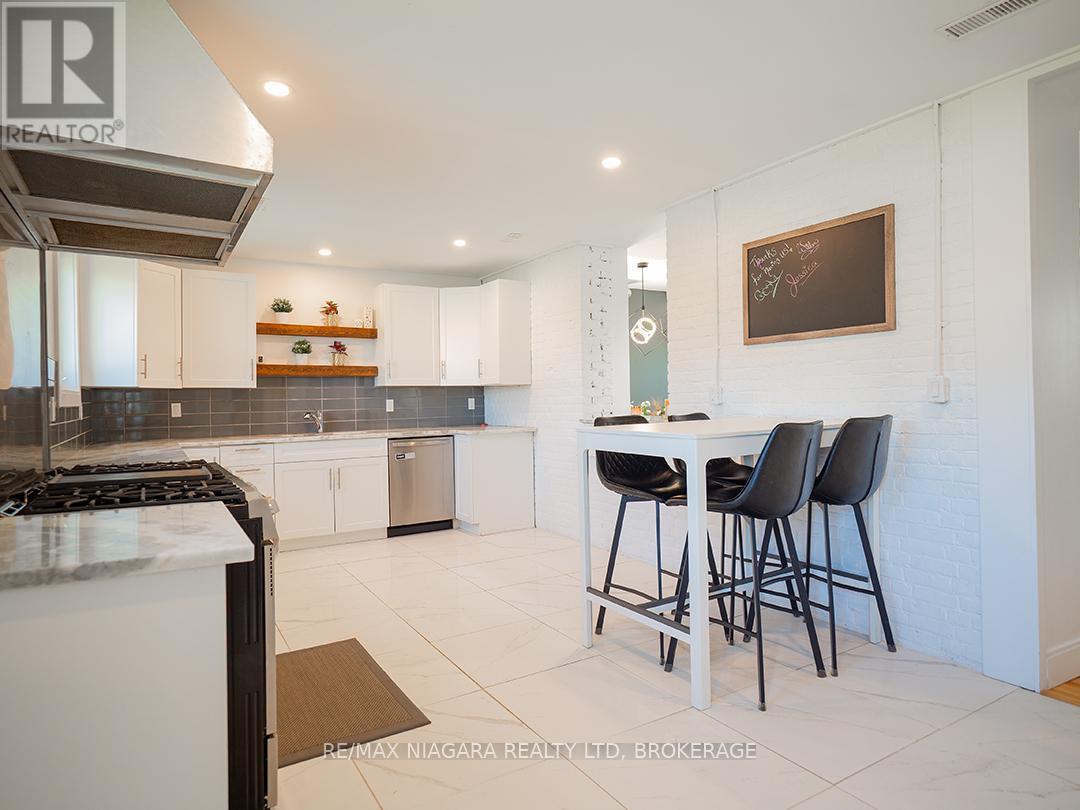 1561 North Shore Drive E, Haldimand, ON - Indoor Photo Showing Kitchen