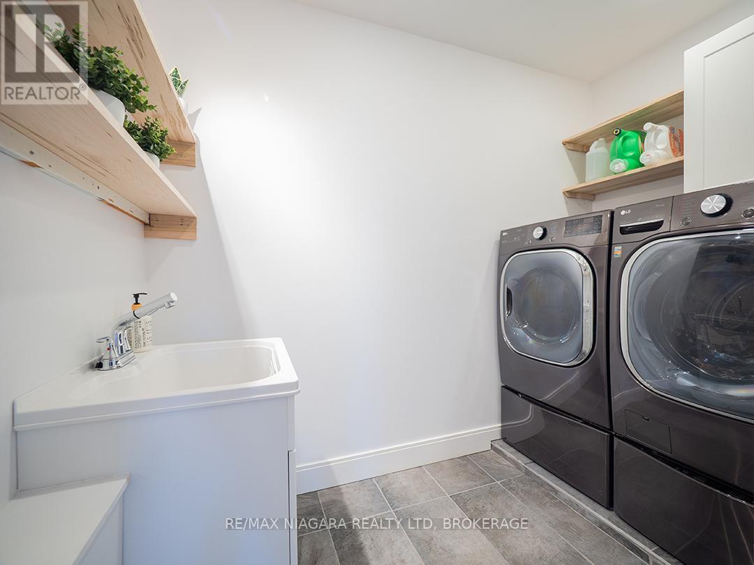 1561 North Shore Drive E, Haldimand, ON - Indoor Photo Showing Laundry Room