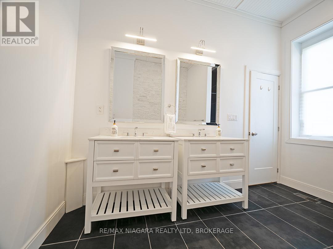 1561 North Shore Drive E, Haldimand, ON - Indoor Photo Showing Bathroom