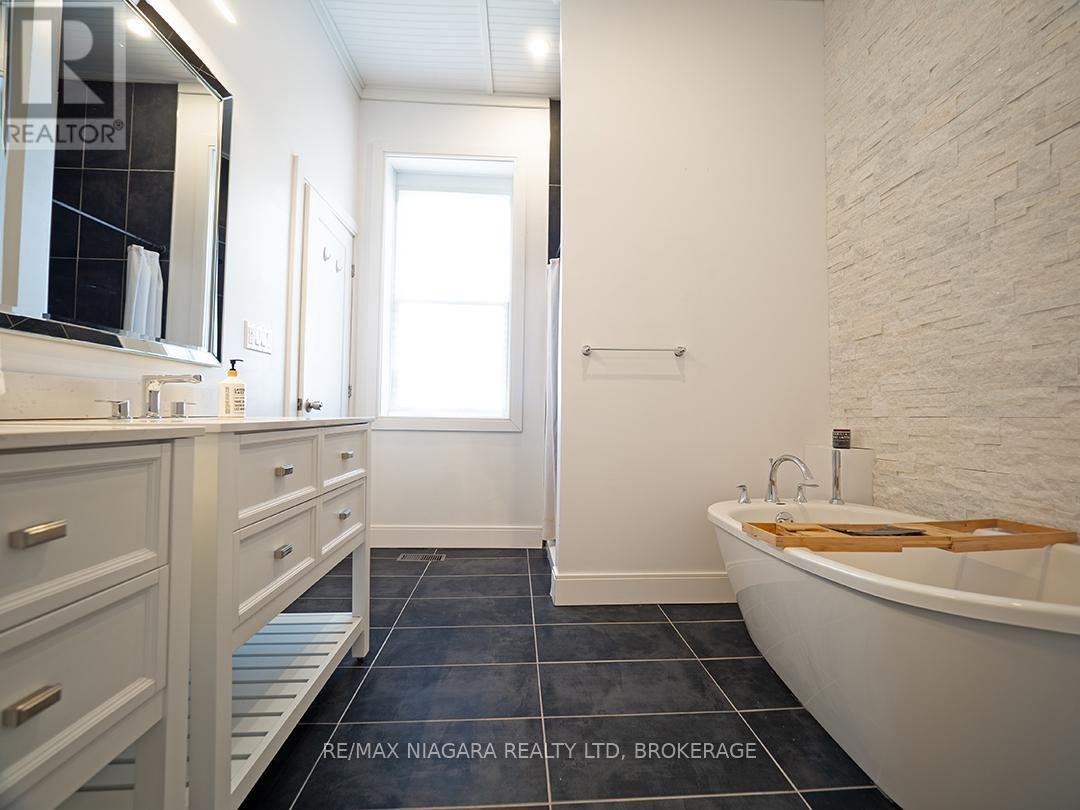 1561 North Shore Drive E, Haldimand, ON - Indoor Photo Showing Bathroom
