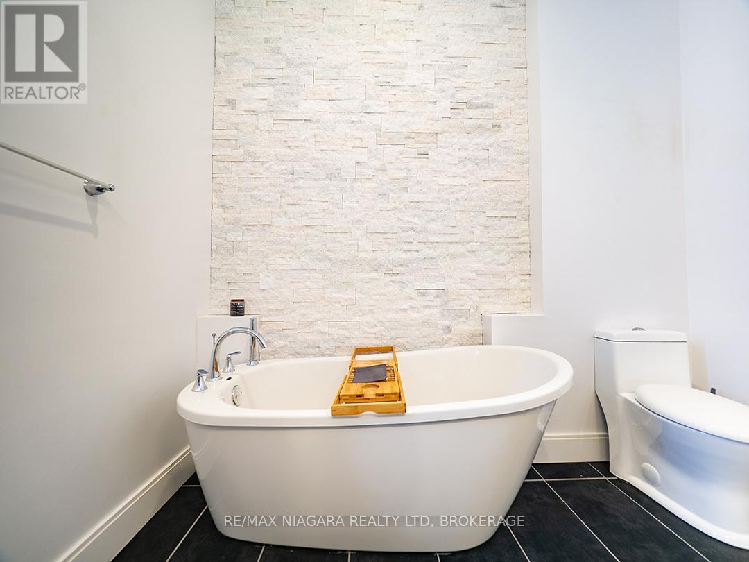 1561 North Shore Drive E, Haldimand, ON - Indoor Photo Showing Bathroom