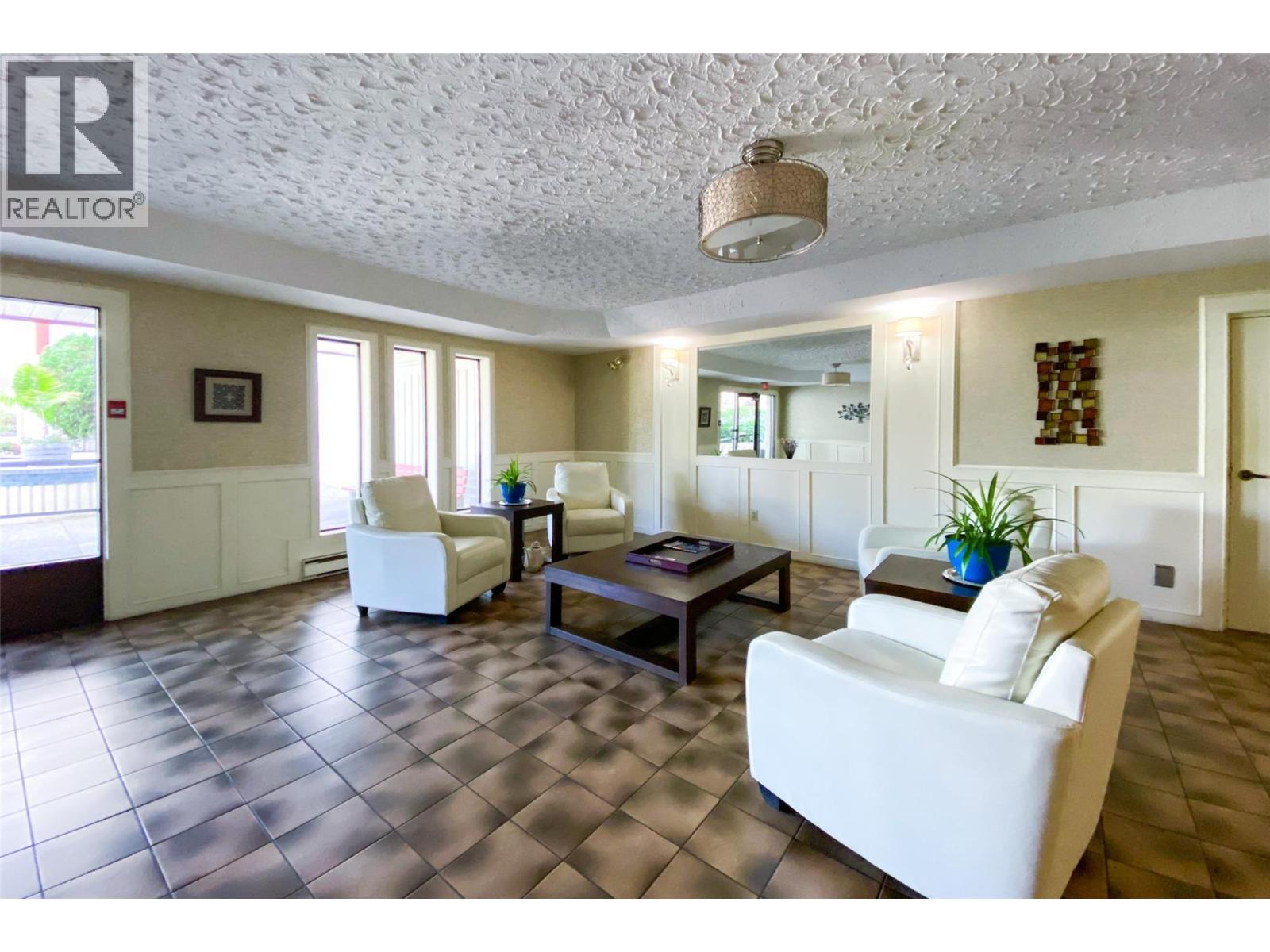 2110 Hoy Street Unit# 314, Kelowna, BC - Indoor Photo Showing Living Room