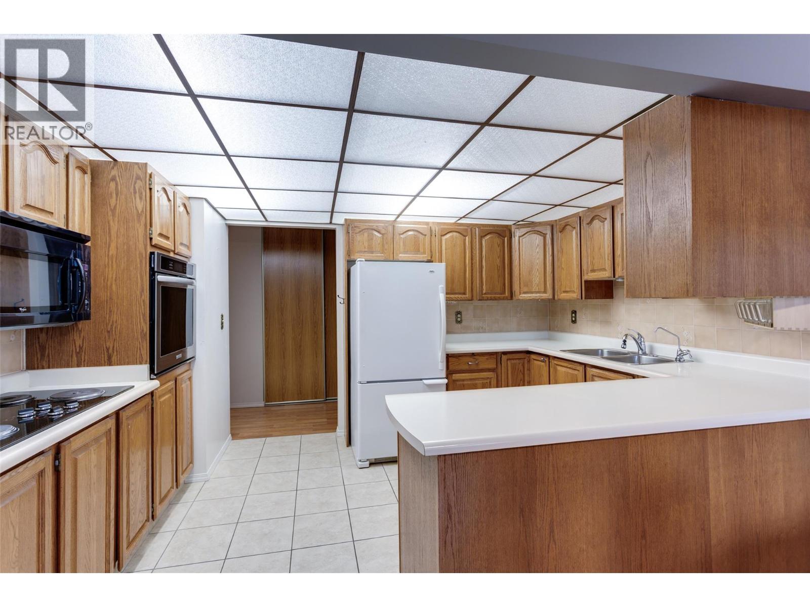 2110 Hoy Street Unit# 314, Kelowna, BC - Indoor Photo Showing Kitchen With Double Sink