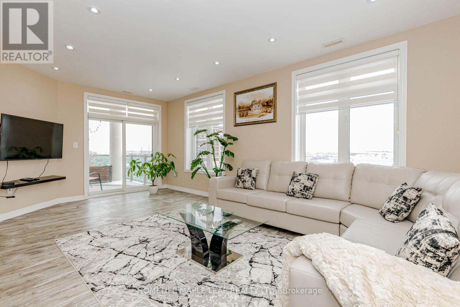 404 - 7340 Markham Road, Markham, ON - Indoor Photo Showing Living Room