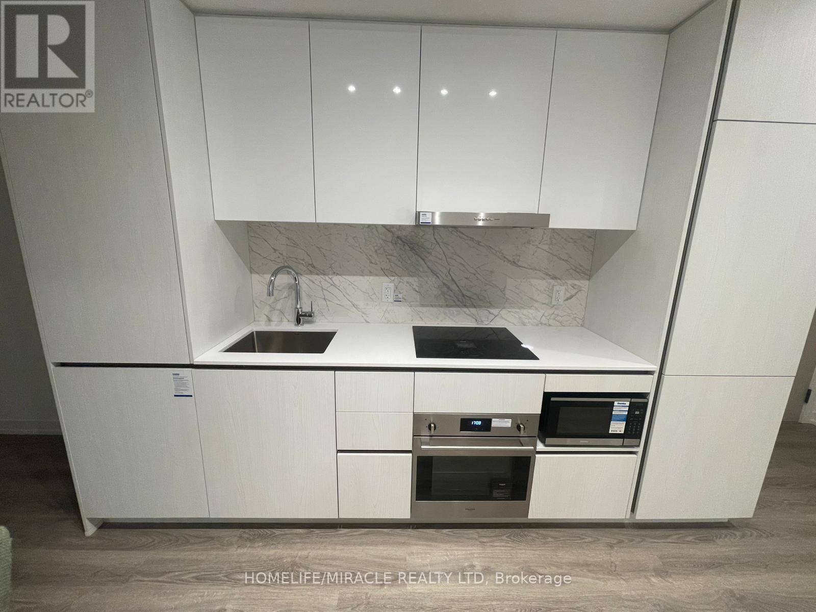 4001 - 8 Interchange Way, Vaughan, ON - Indoor Photo Showing Kitchen