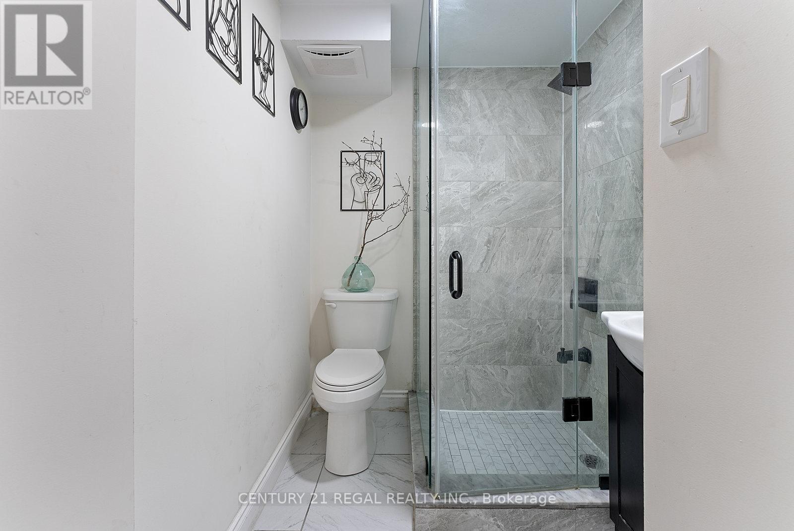 Lower - 43 Tollgate Street, Brampton, ON - Indoor Photo Showing Bathroom