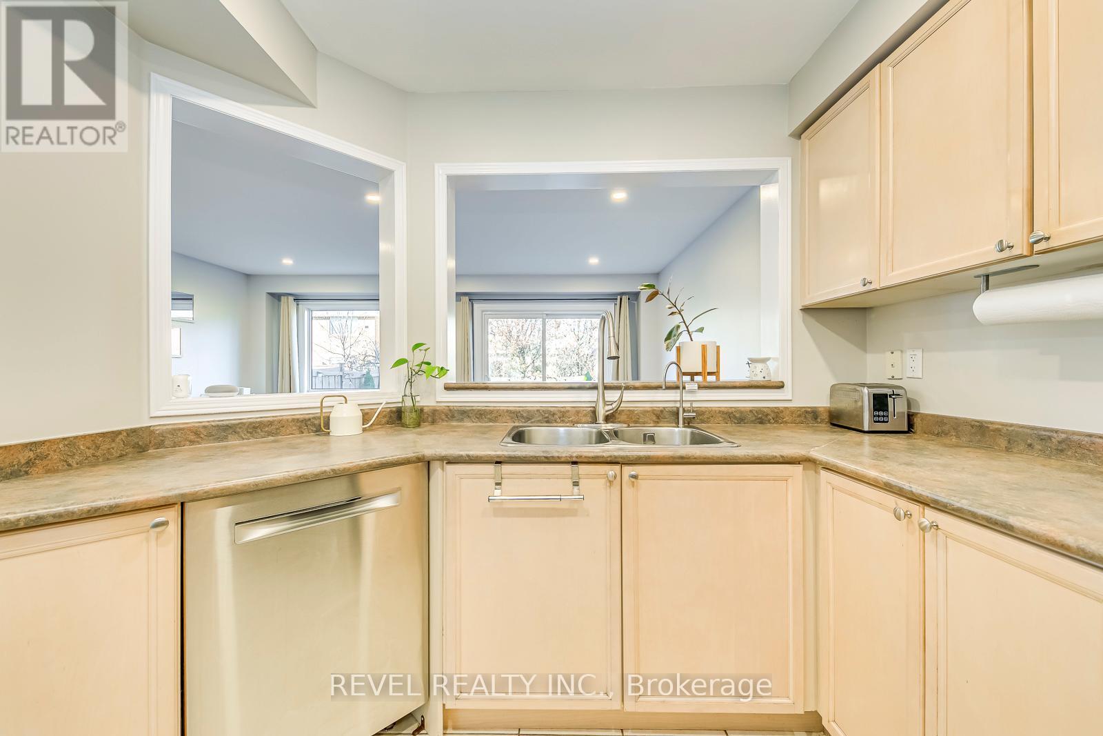 3839 Spicewood Way, Mississauga, ON - Indoor Photo Showing Kitchen With Double Sink