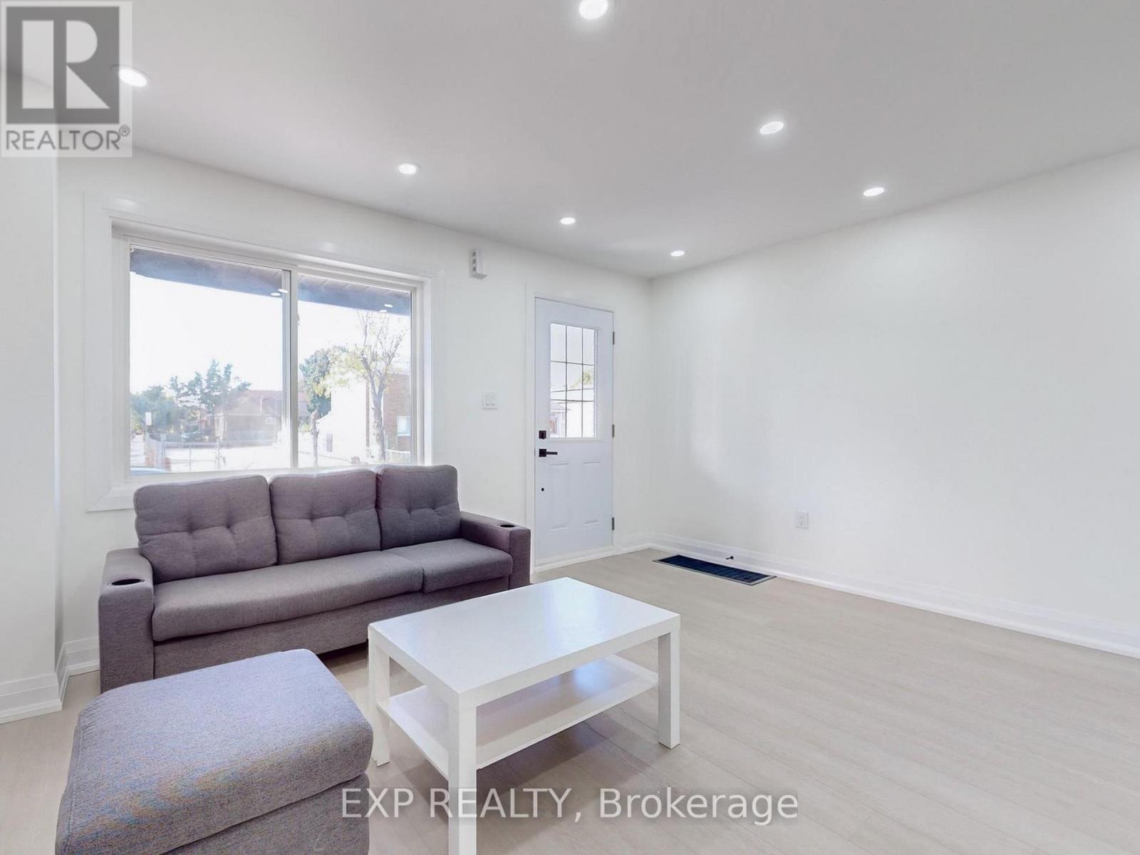 685 Jane Street, Toronto, ON - Indoor Photo Showing Living Room