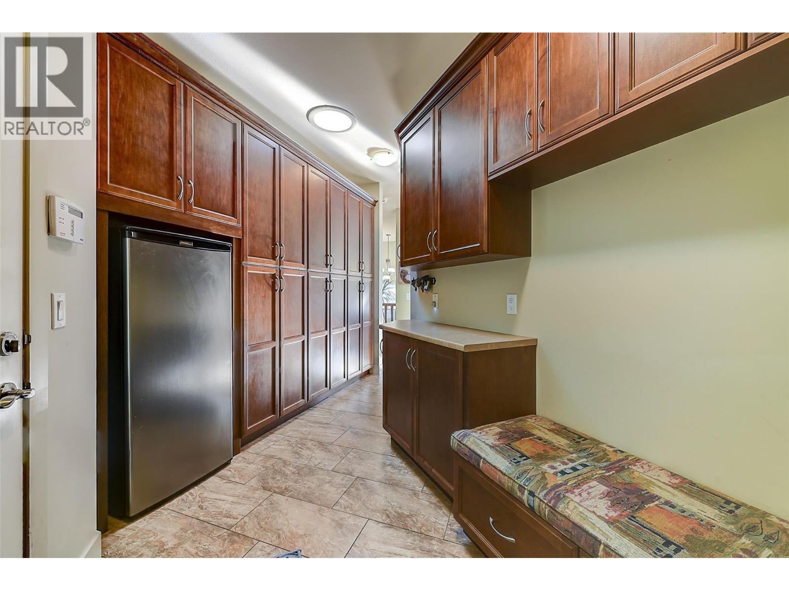 1147 Glenview Court, Kelowna, BC - Indoor Photo Showing Kitchen