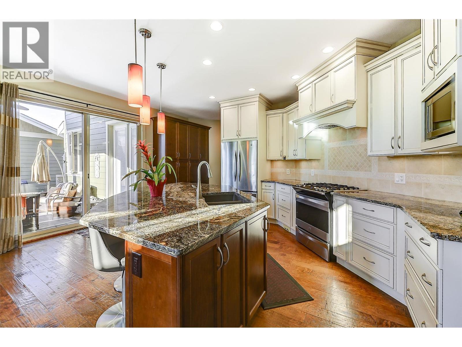 1147 Glenview Court, Kelowna, BC - Indoor Photo Showing Kitchen With Upgraded Kitchen