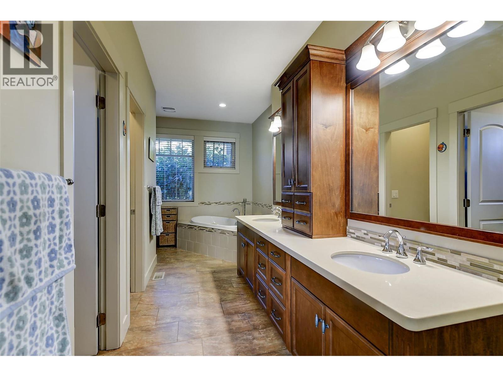 1147 Glenview Court, Kelowna, BC - Indoor Photo Showing Bathroom