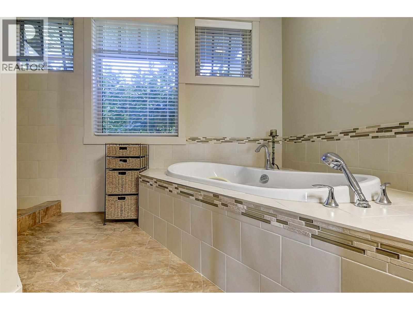 1147 Glenview Court, Kelowna, BC - Indoor Photo Showing Bathroom