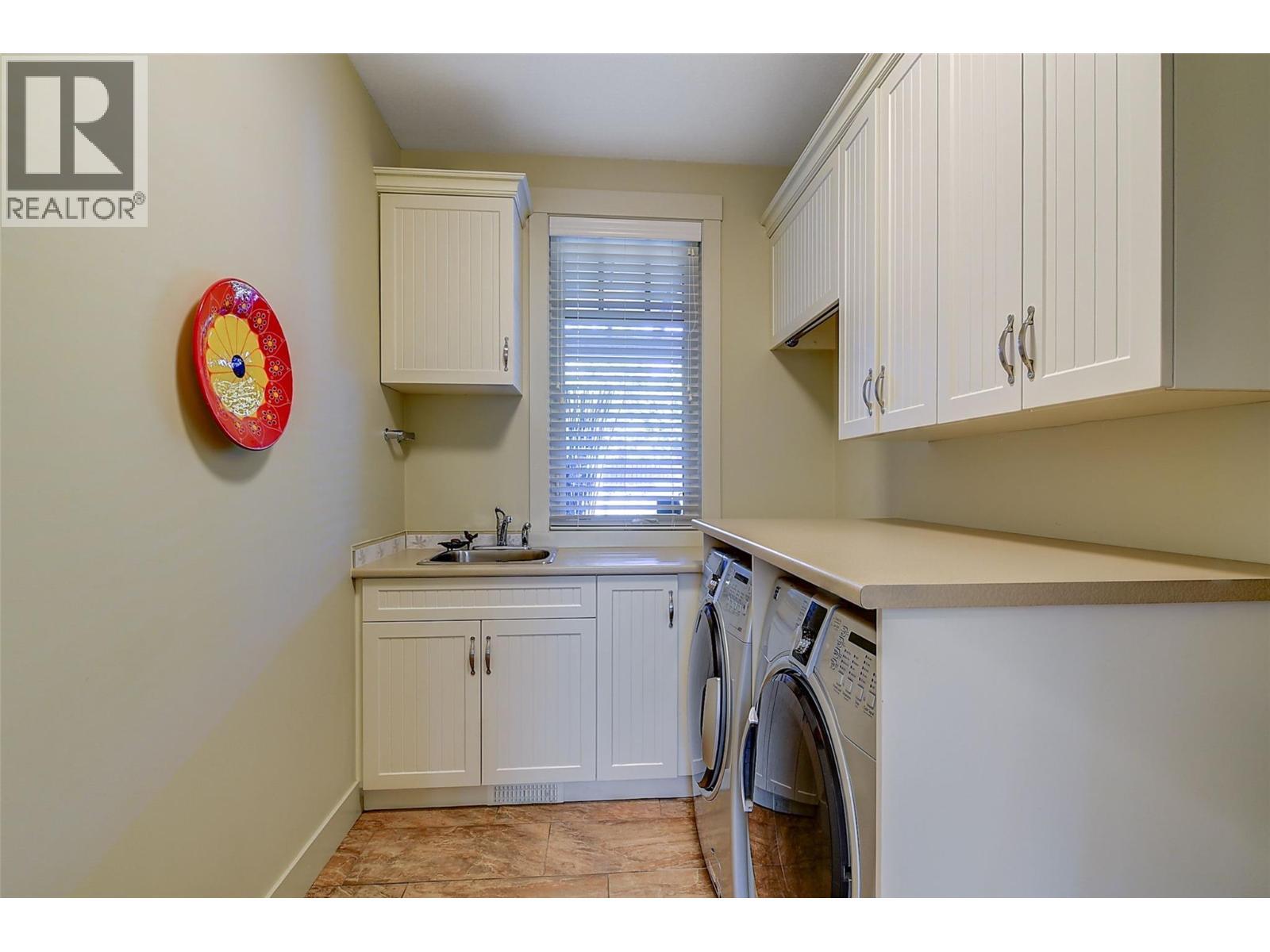 1147 Glenview Court, Kelowna, BC - Indoor Photo Showing Laundry Room