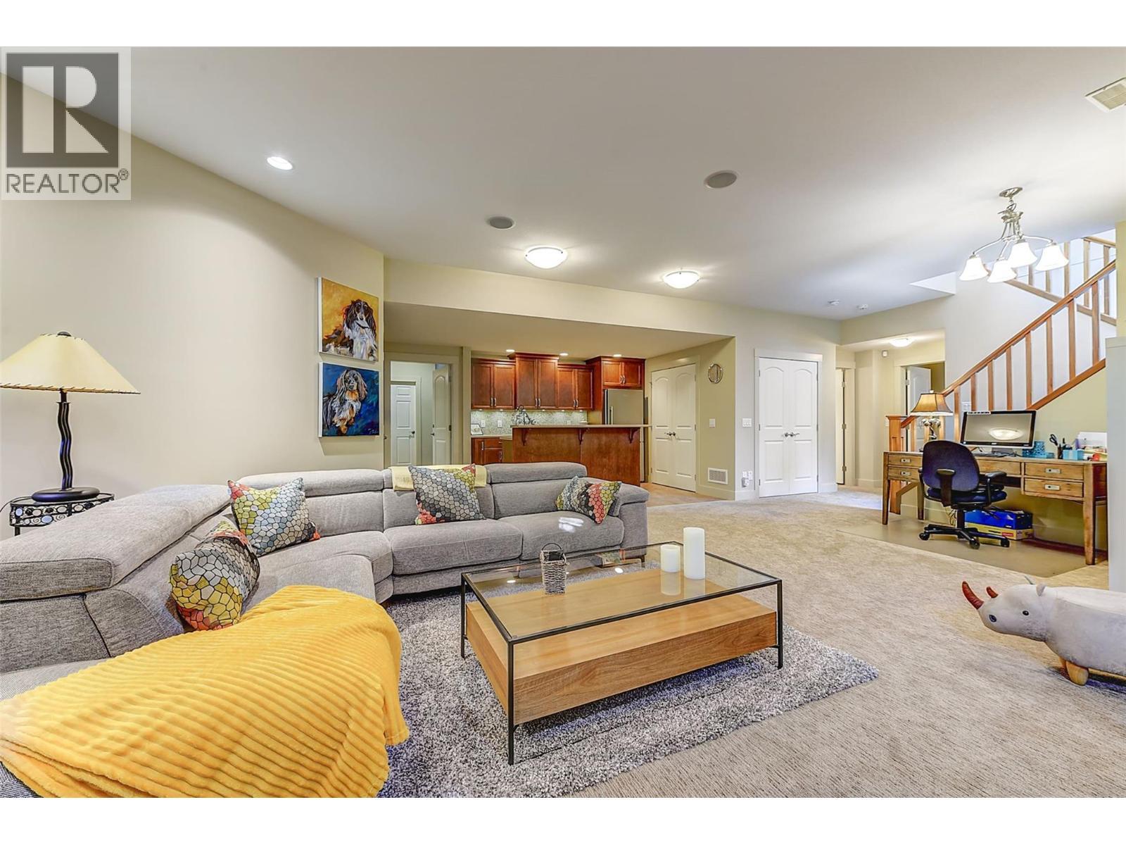 1147 Glenview Court, Kelowna, BC - Indoor Photo Showing Living Room