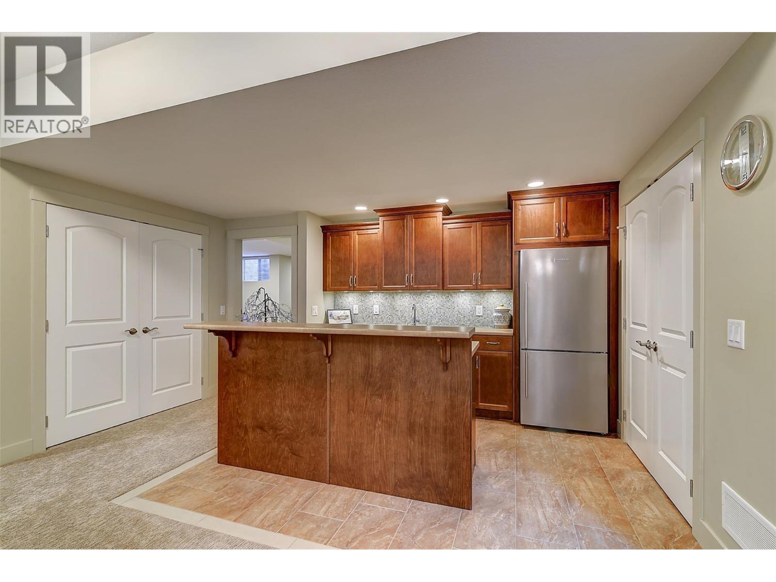 1147 Glenview Court, Kelowna, BC - Indoor Photo Showing Kitchen