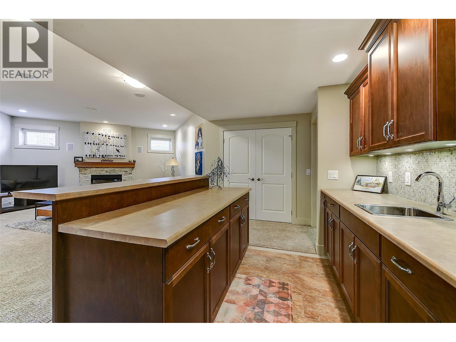 1147 Glenview Court, Kelowna, BC - Indoor Photo Showing Kitchen