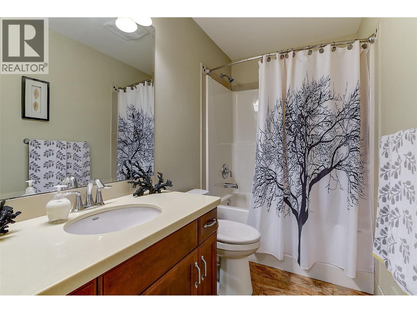 1147 Glenview Court, Kelowna, BC - Indoor Photo Showing Bathroom