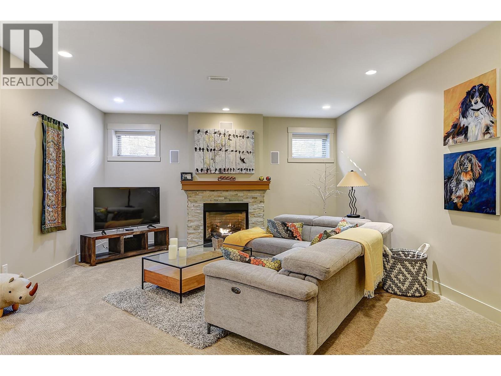 1147 Glenview Court, Kelowna, BC - Indoor Photo Showing Living Room With Fireplace