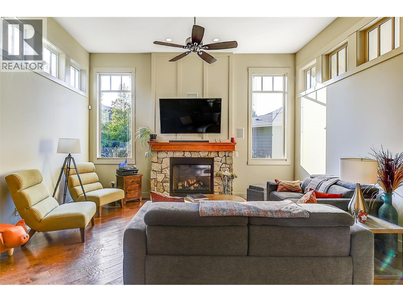 1147 Glenview Court, Kelowna, BC - Indoor Photo Showing Living Room With Fireplace