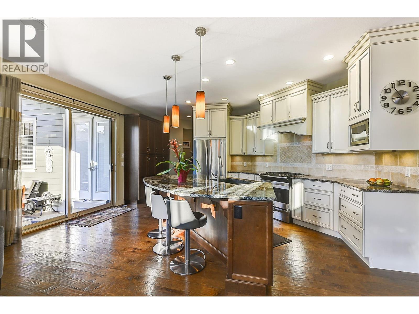 1147 Glenview Court, Kelowna, BC - Indoor Photo Showing Kitchen With Upgraded Kitchen