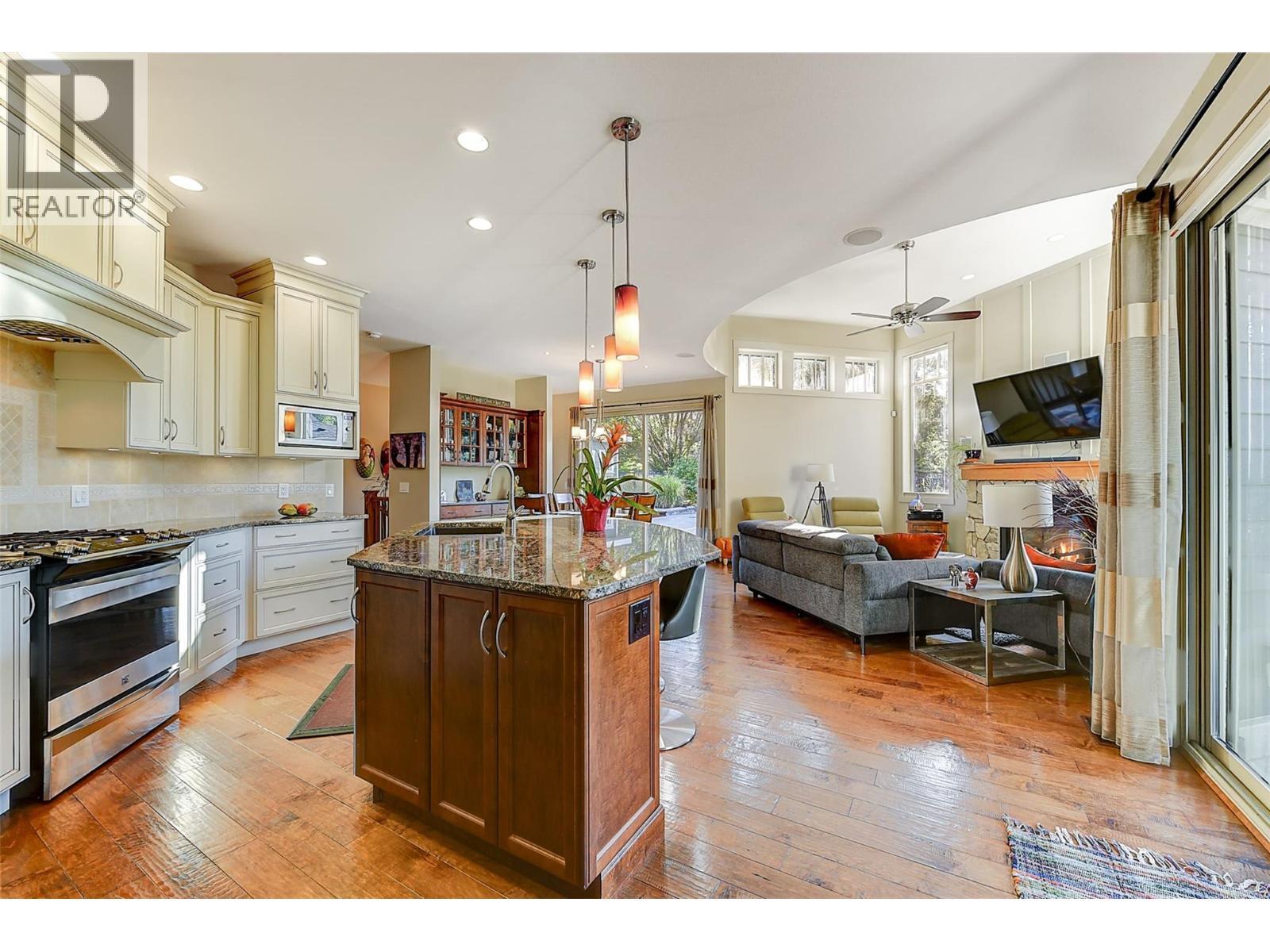 1147 Glenview Court, Kelowna, BC - Indoor Photo Showing Kitchen With Upgraded Kitchen