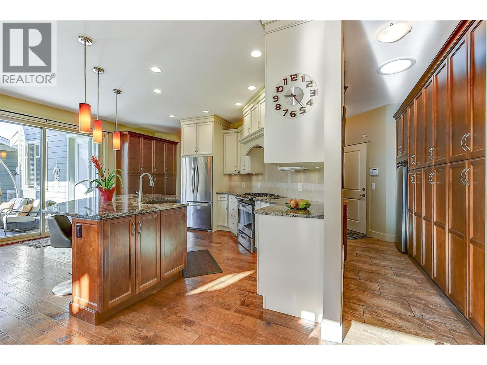 1147 Glenview Court, Kelowna, BC - Indoor Photo Showing Kitchen With Upgraded Kitchen