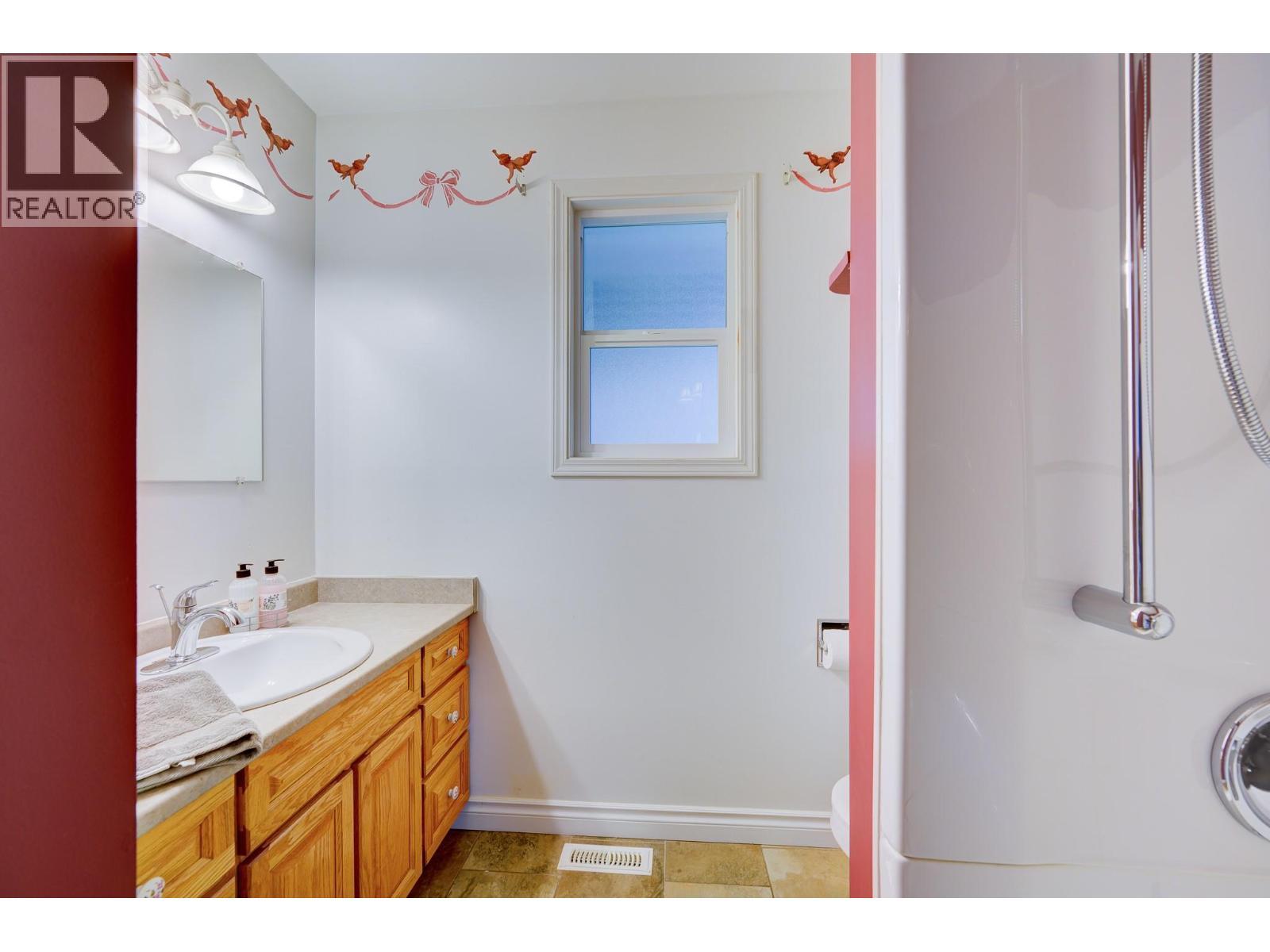 1047 Lamar Place, Kamloops, BC - Indoor Photo Showing Bathroom
