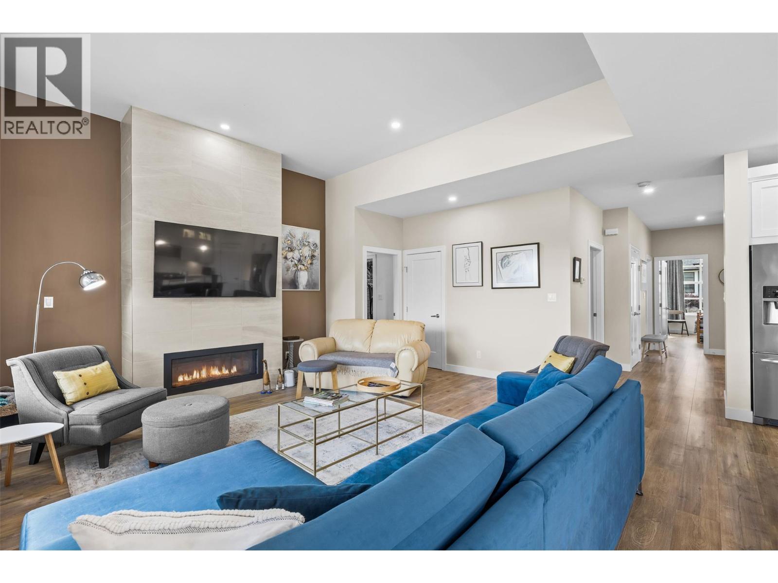 641 Shuswap Road E Unit# 109, Kamloops, BC - Indoor Photo Showing Living Room With Fireplace