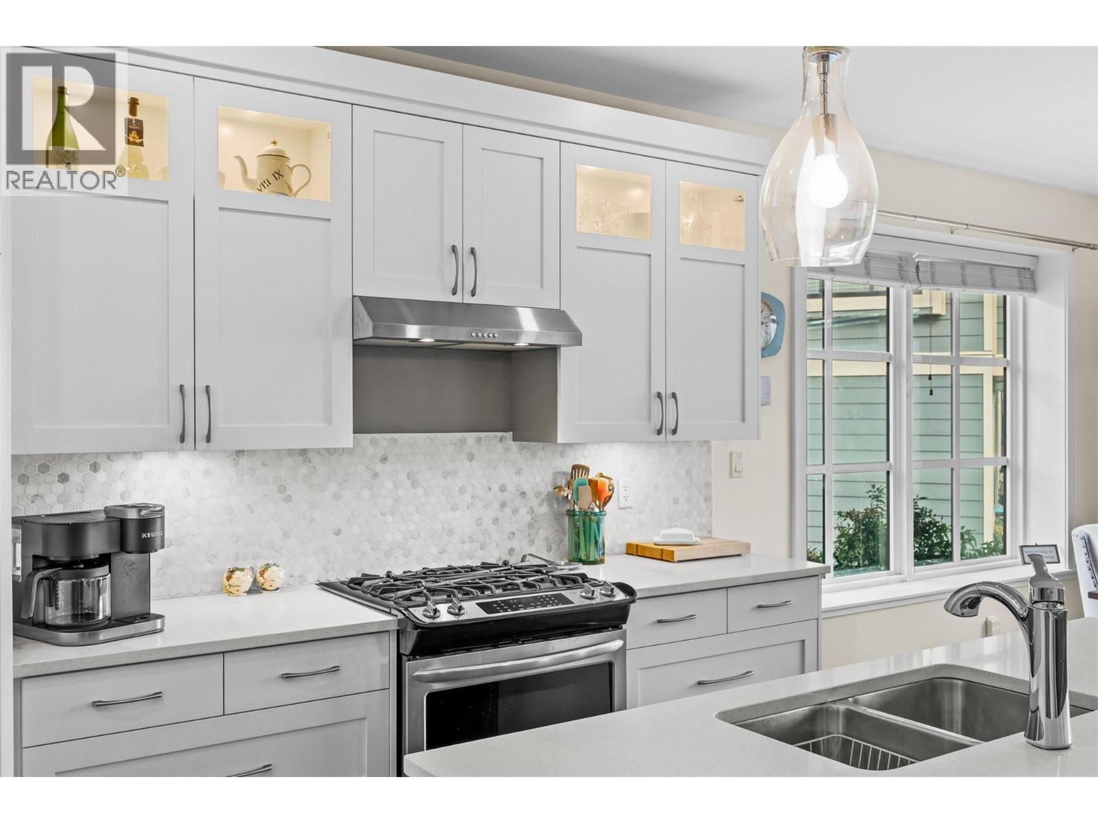 641 Shuswap Road E Unit# 109, Kamloops, BC - Indoor Photo Showing Kitchen With Double Sink With Upgraded Kitchen