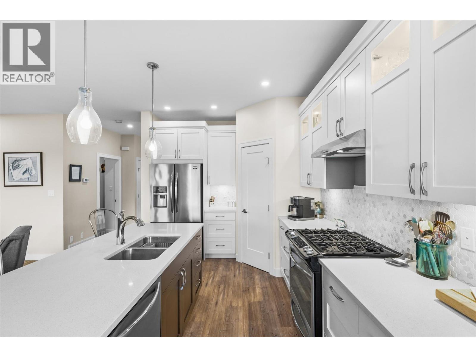 641 Shuswap Road E Unit# 109, Kamloops, BC - Indoor Photo Showing Kitchen With Double Sink With Upgraded Kitchen