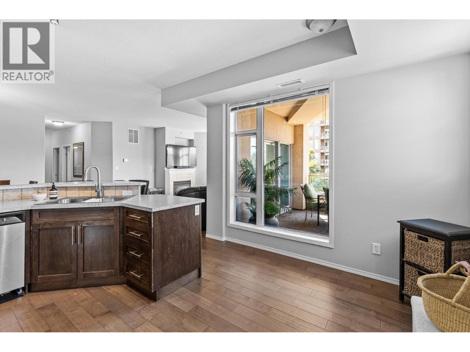 1128 Sunset Drive Unit# 401, Kelowna, BC - Indoor Photo Showing Kitchen