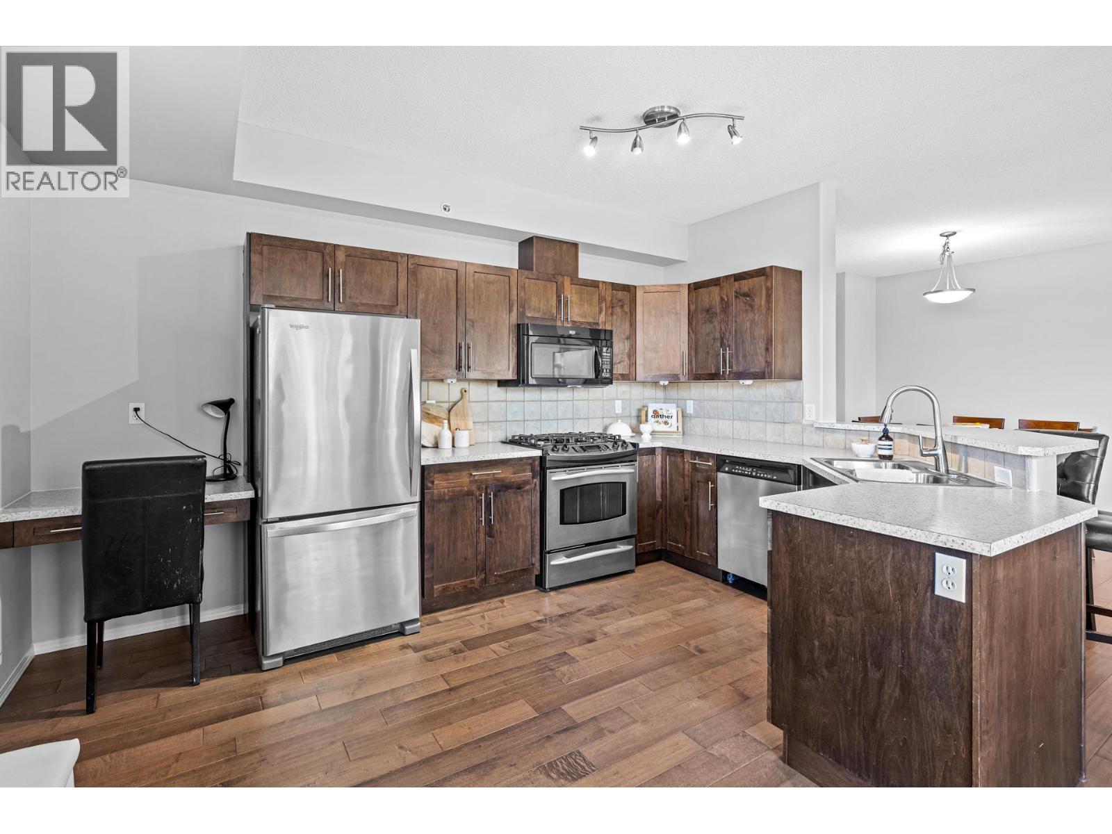 1128 Sunset Drive Unit# 401, Kelowna, BC - Indoor Photo Showing Kitchen With Stainless Steel Kitchen