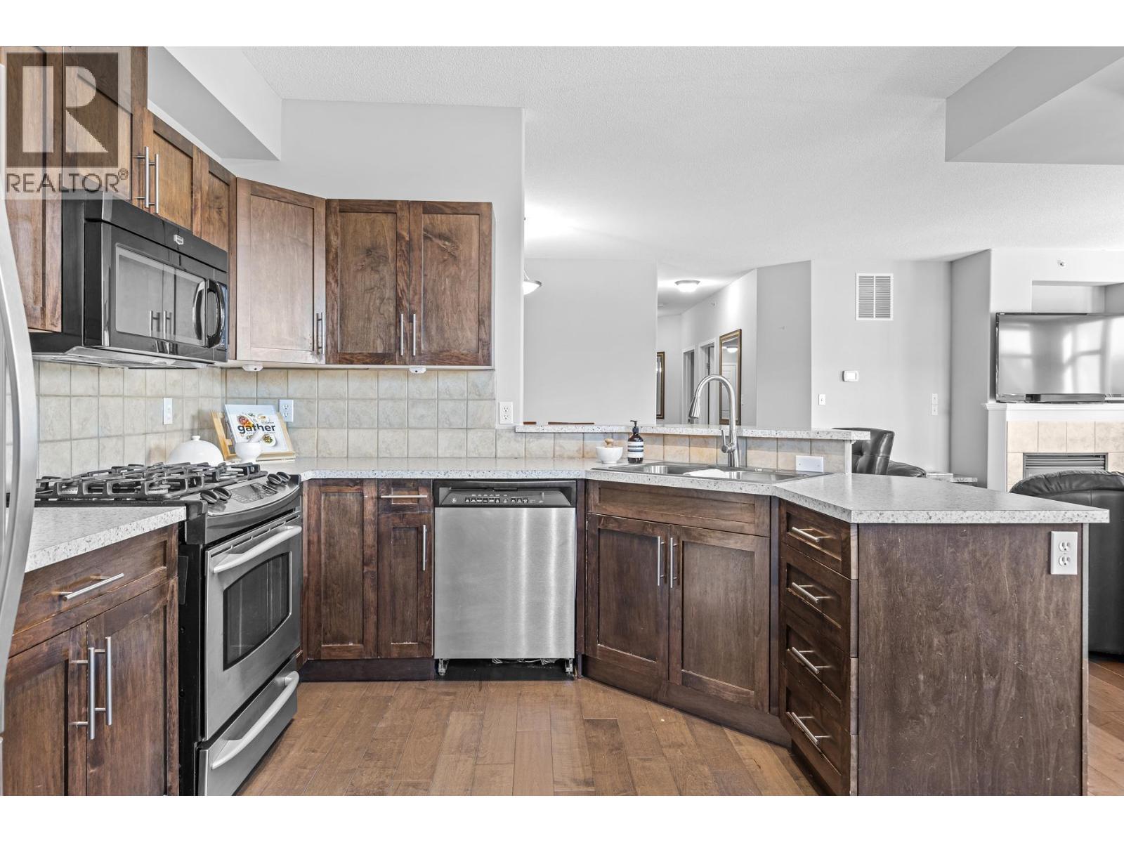 1128 Sunset Drive Unit# 401, Kelowna, BC - Indoor Photo Showing Kitchen With Stainless Steel Kitchen With Upgraded Kitchen