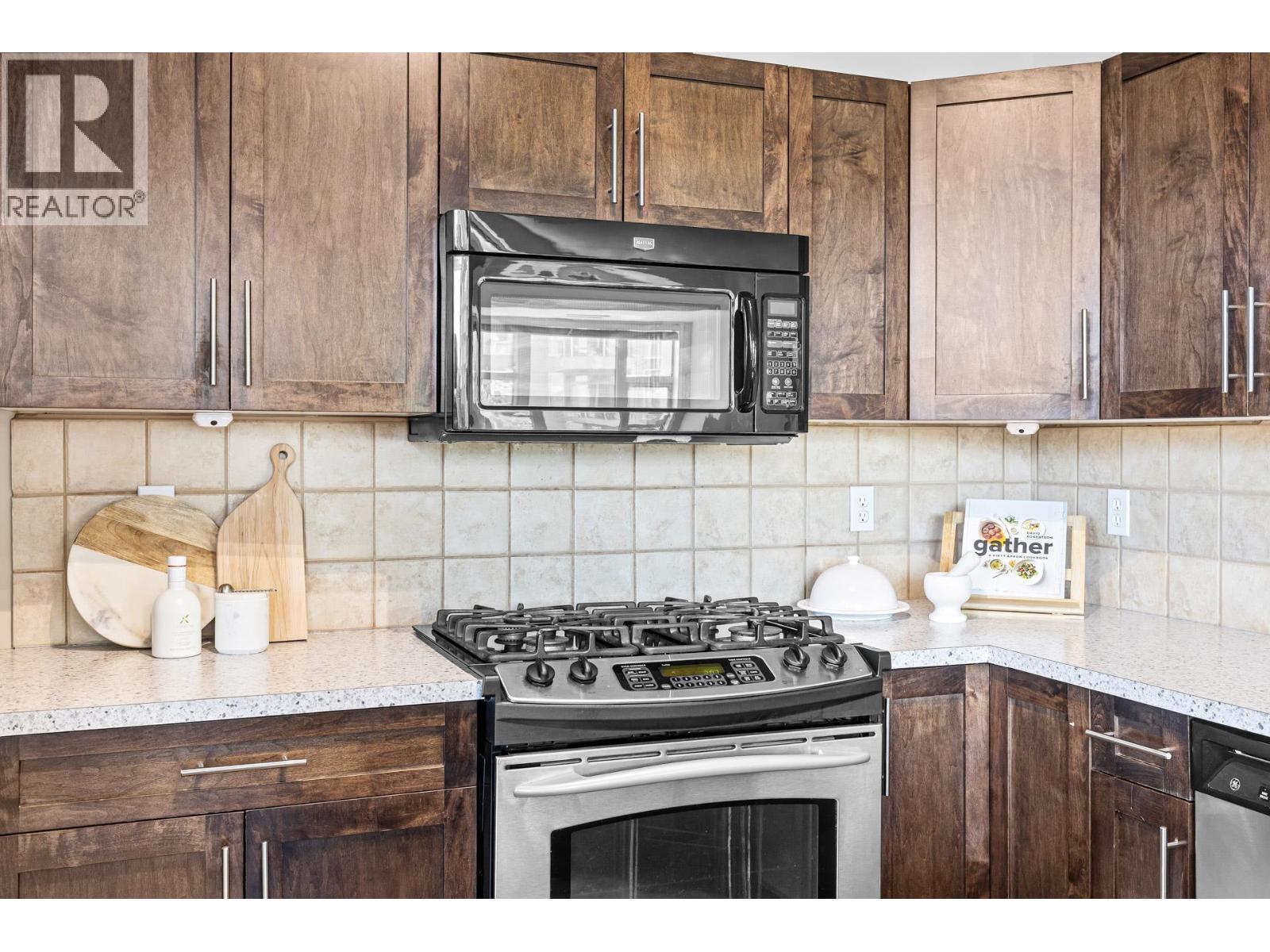 1128 Sunset Drive Unit# 401, Kelowna, BC - Indoor Photo Showing Kitchen With Upgraded Kitchen