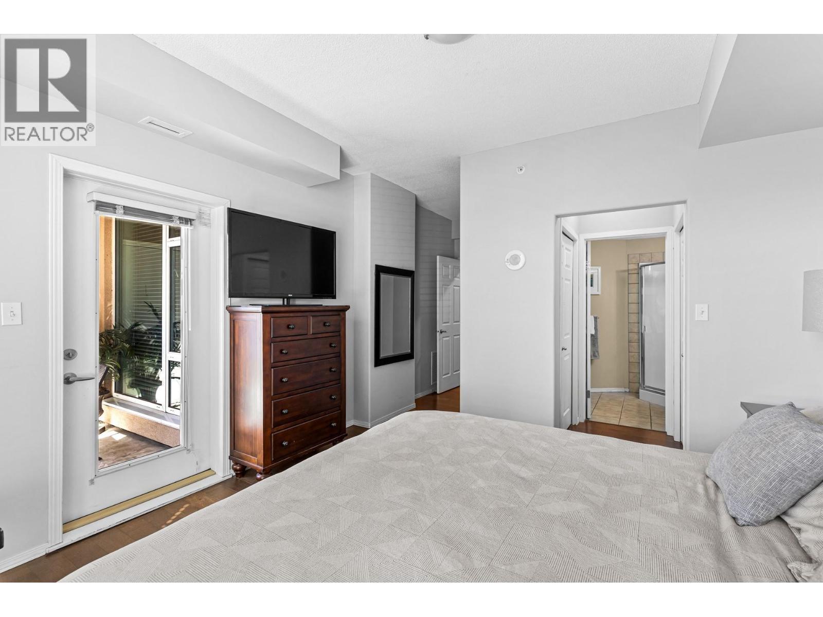 1128 Sunset Drive Unit# 401, Kelowna, BC - Indoor Photo Showing Bedroom