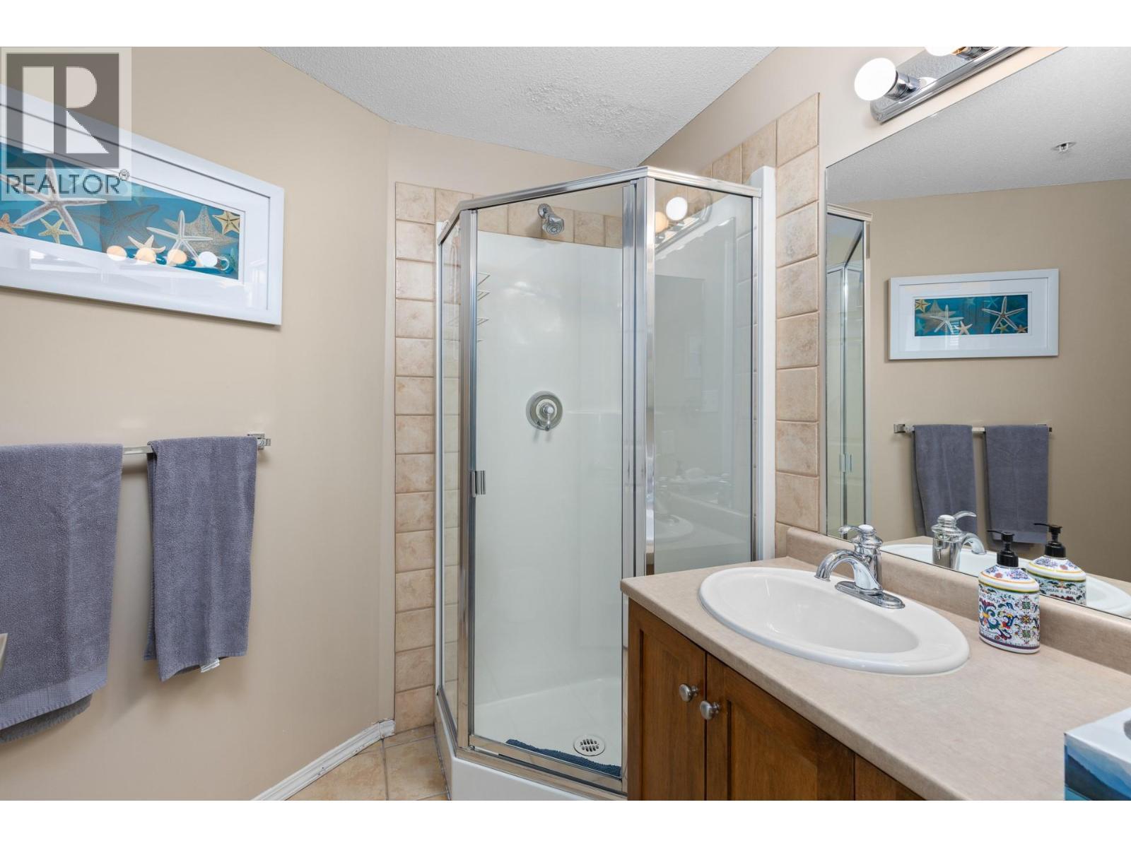 1128 Sunset Drive Unit# 401, Kelowna, BC - Indoor Photo Showing Bathroom