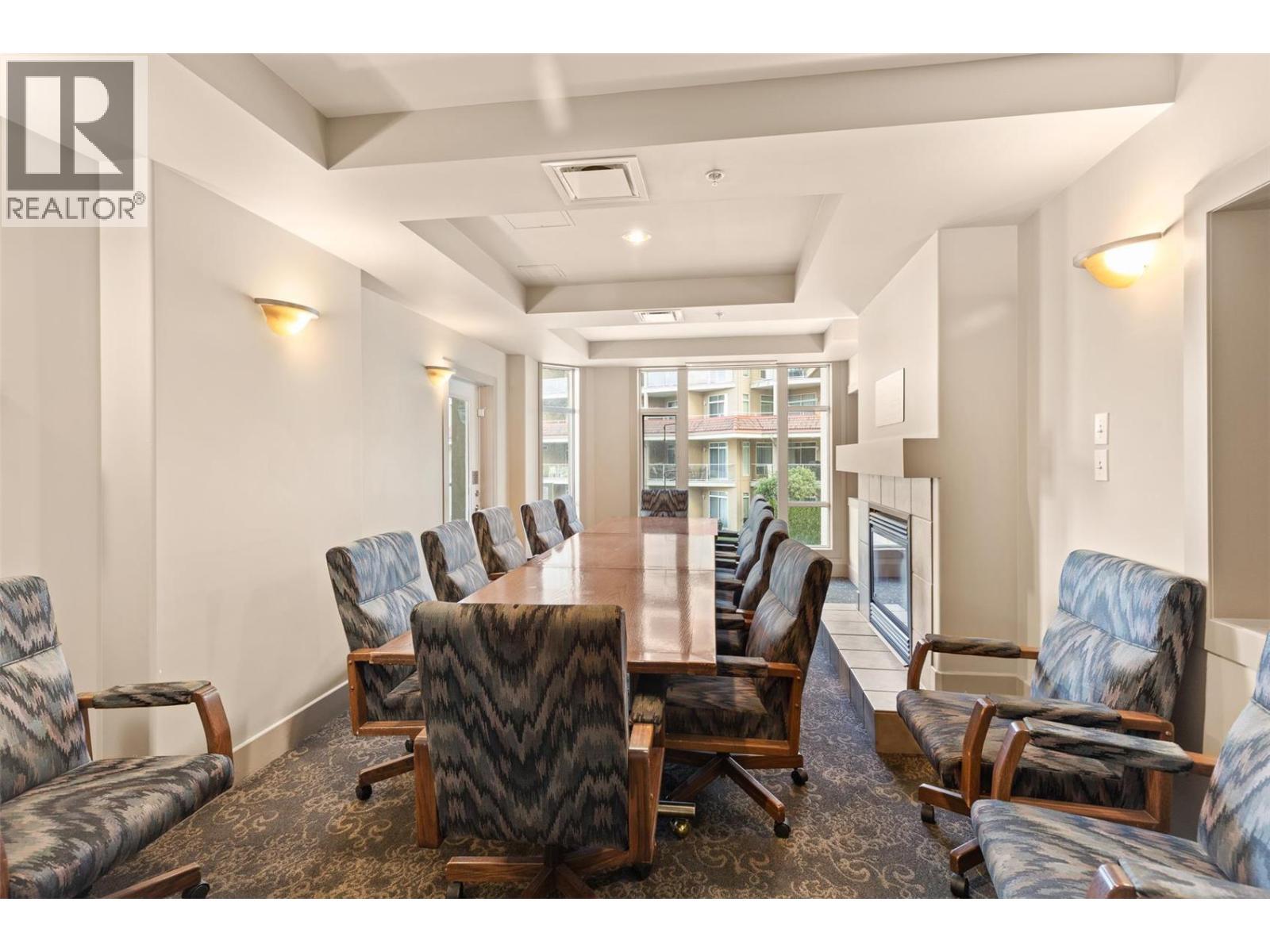 1128 Sunset Drive Unit# 401, Kelowna, BC - Indoor Photo Showing Dining Room