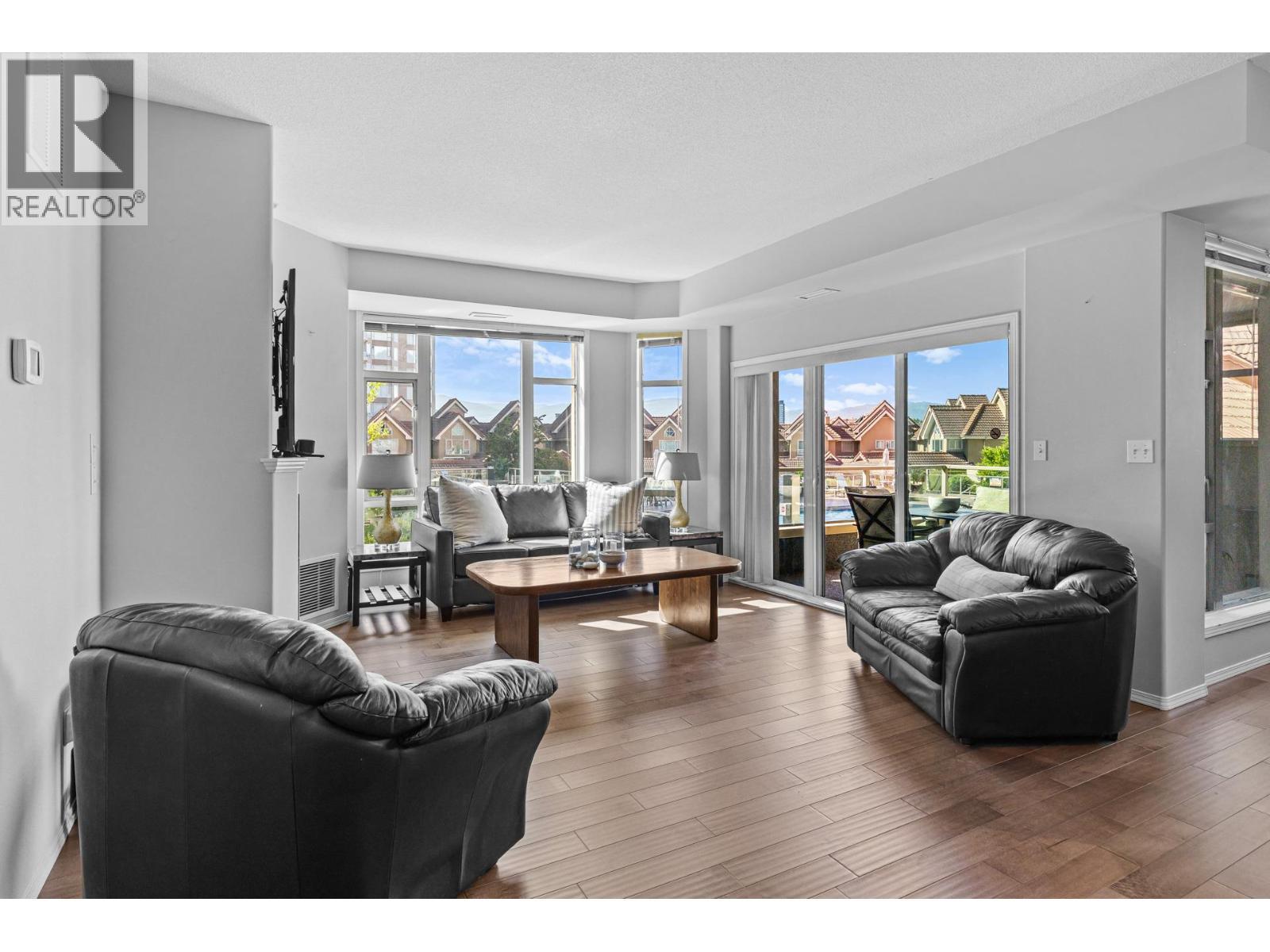 1128 Sunset Drive Unit# 401, Kelowna, BC - Indoor Photo Showing Living Room