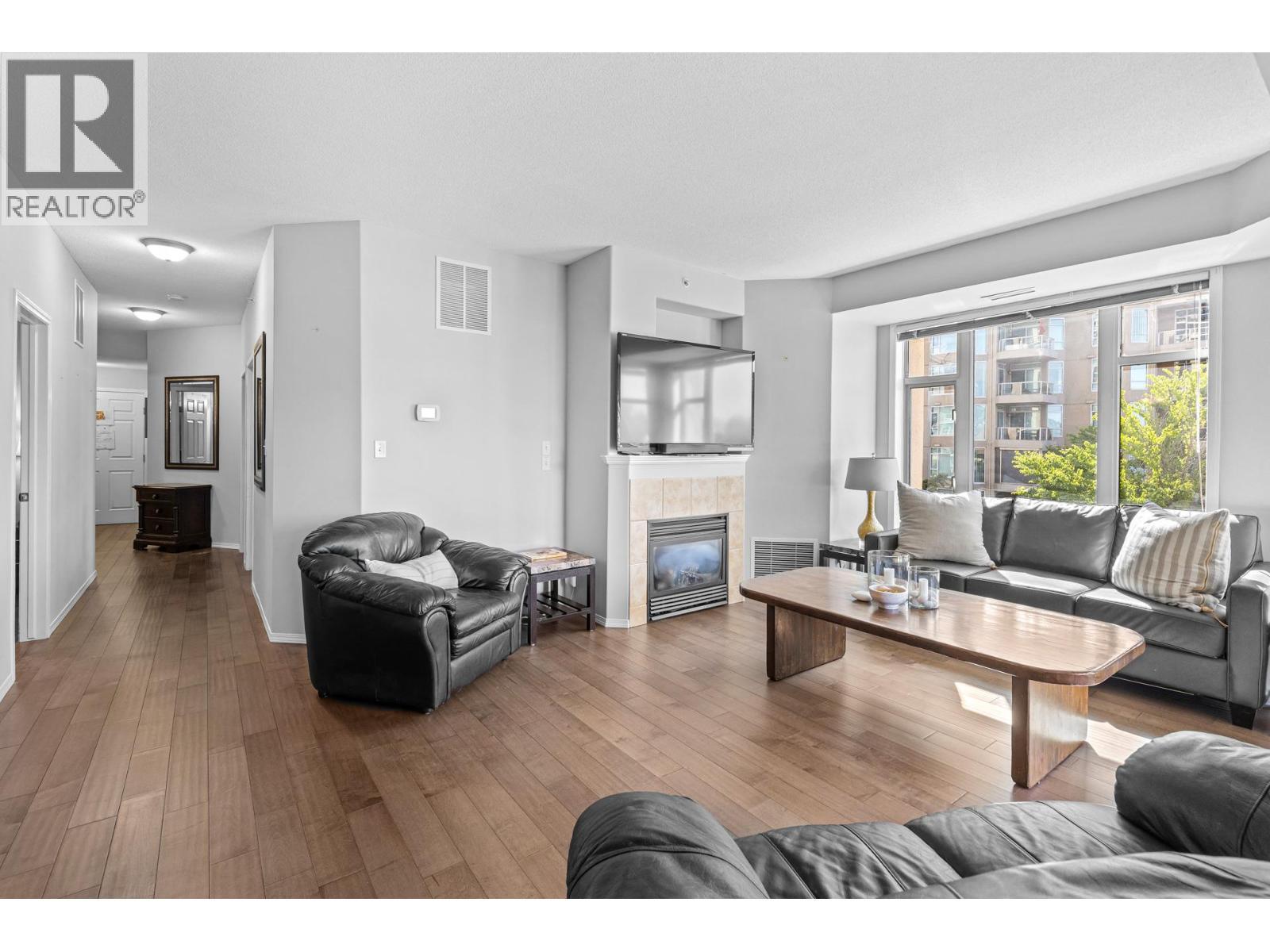 1128 Sunset Drive Unit# 401, Kelowna, BC - Indoor Photo Showing Living Room With Fireplace