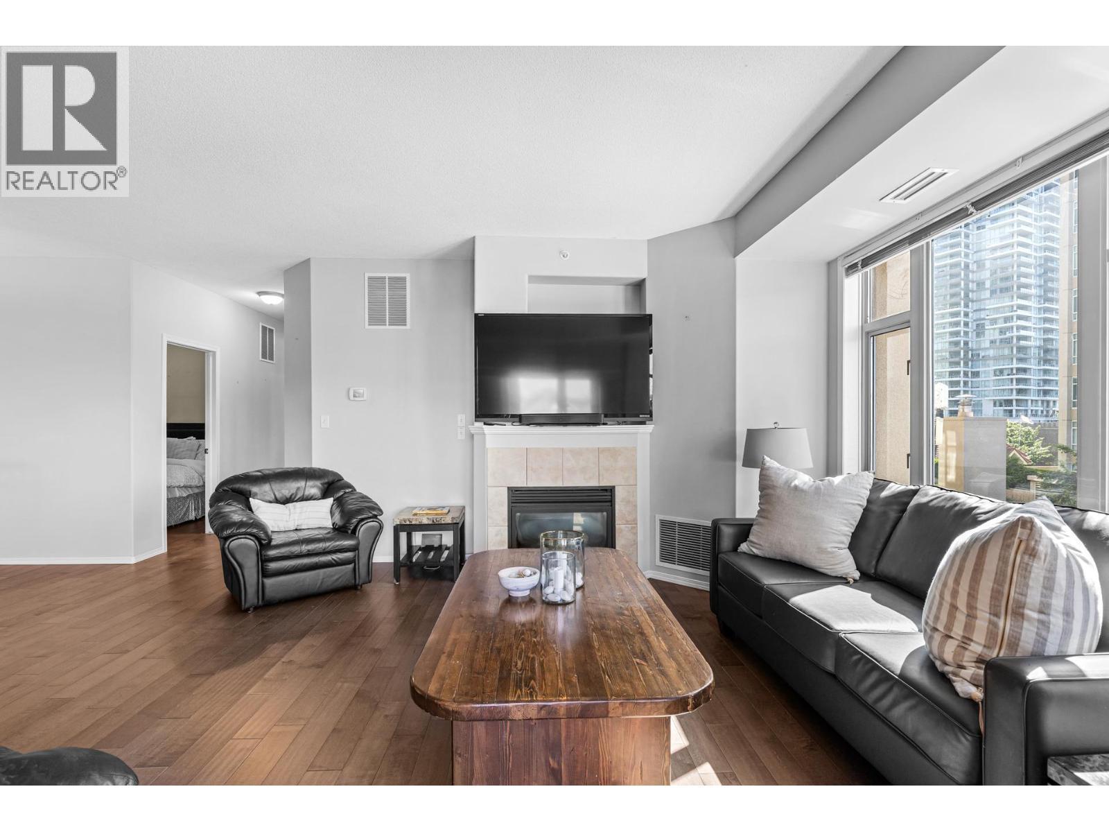 1128 Sunset Drive Unit# 401, Kelowna, BC - Indoor Photo Showing Living Room With Fireplace