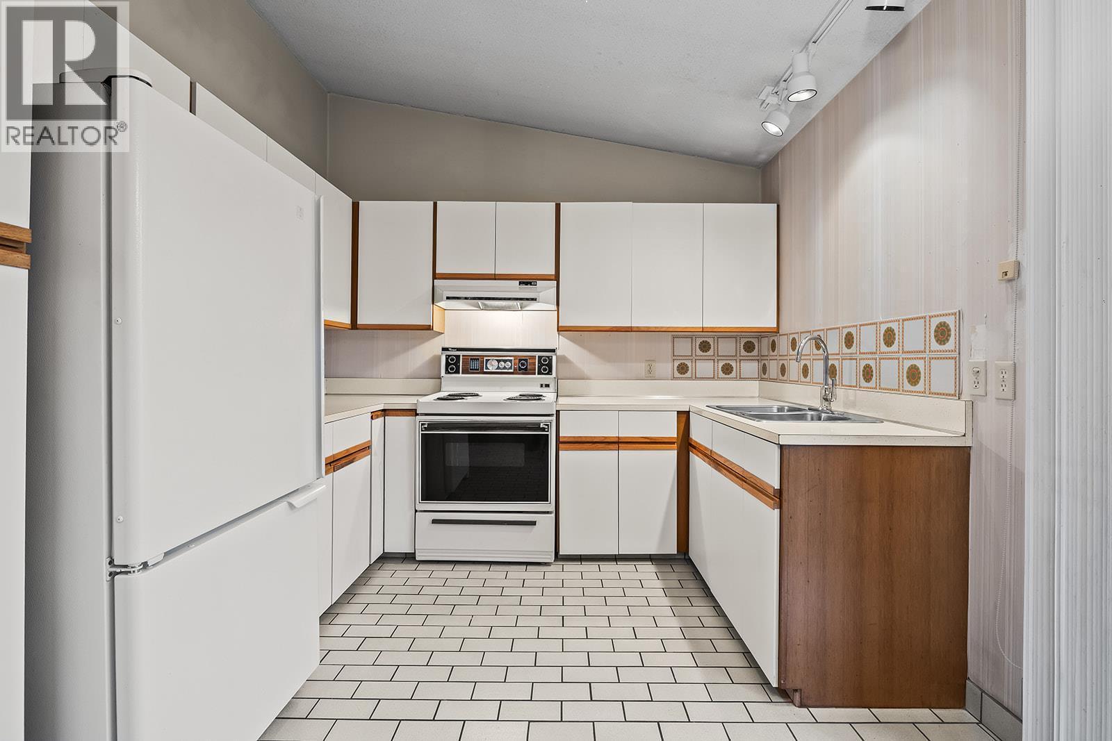 1424 Lombardy Square, Kelowna, BC - Indoor Photo Showing Kitchen With Double Sink