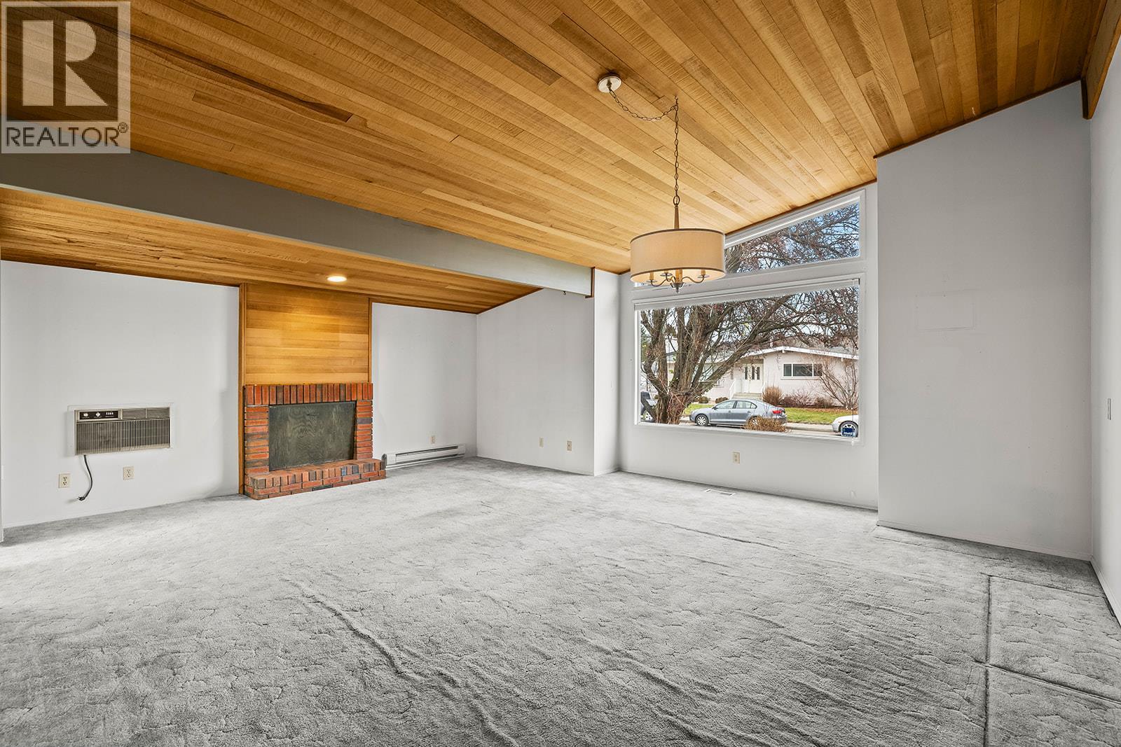 1424 Lombardy Square, Kelowna, BC - Indoor With Fireplace