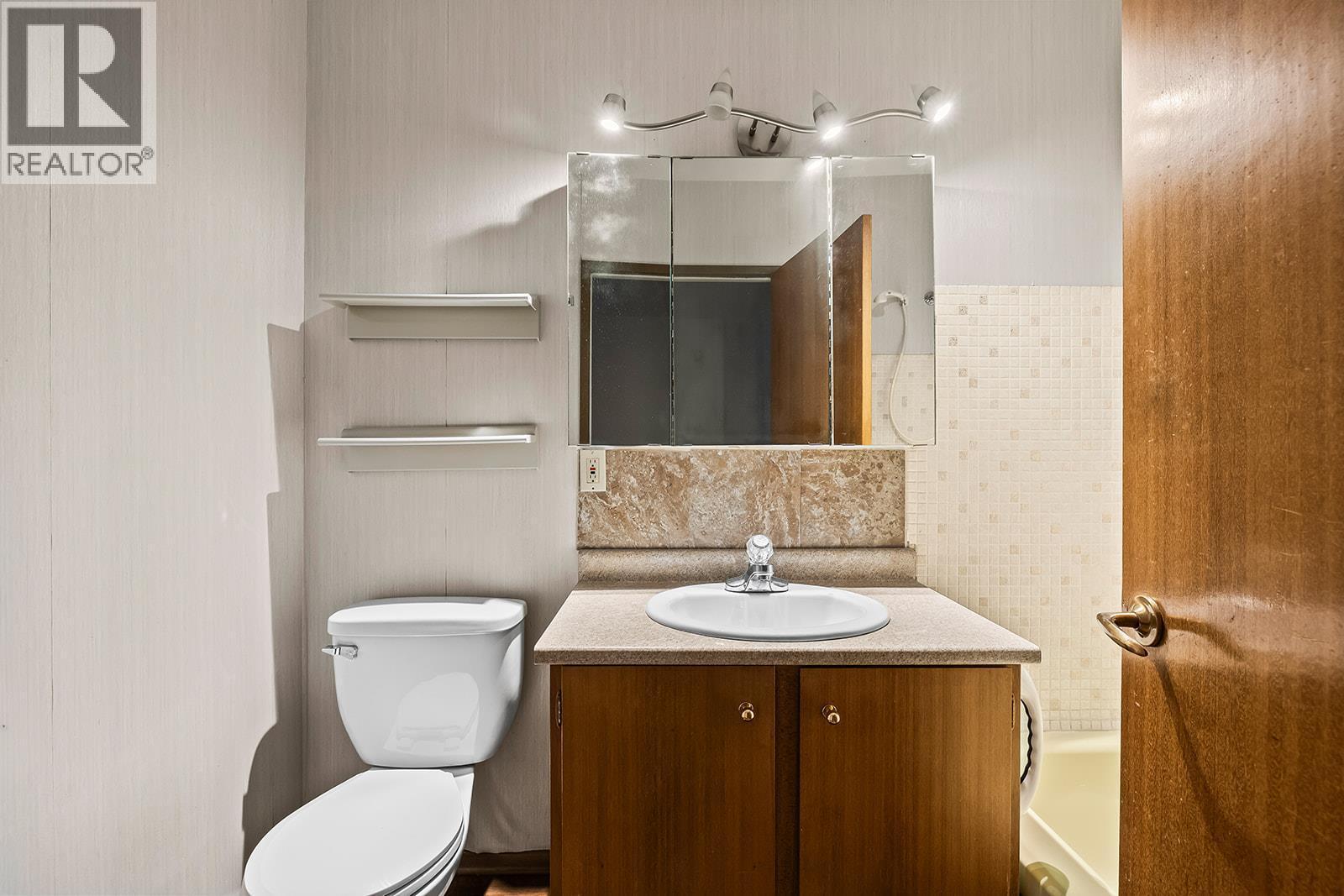 1424 Lombardy Square, Kelowna, BC - Indoor Photo Showing Bathroom