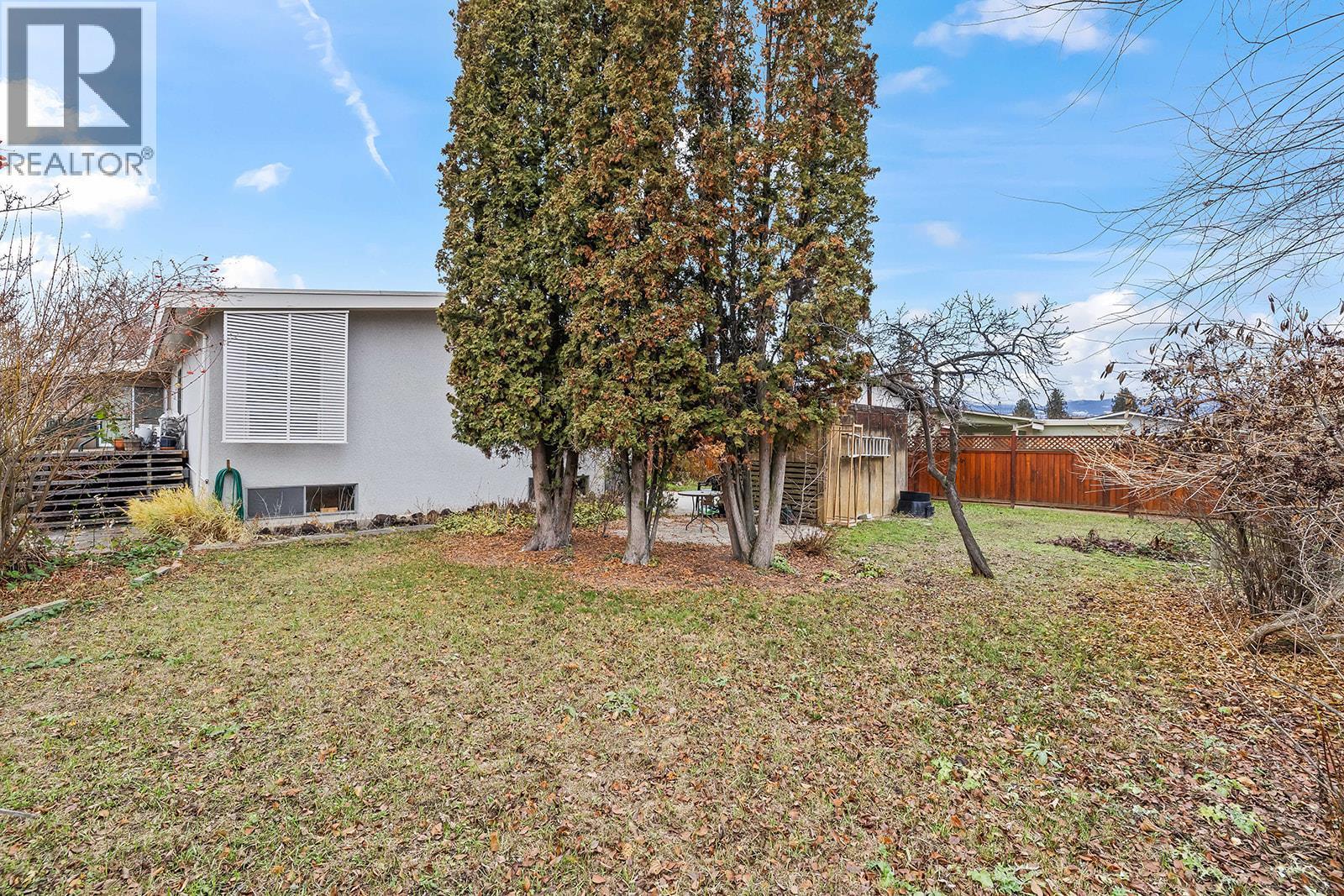 1424 Lombardy Square, Kelowna, BC - Outdoor