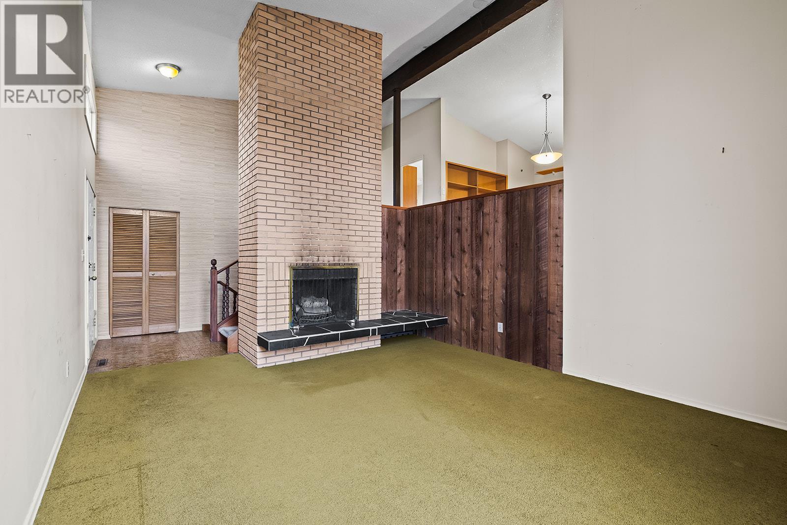 1424 Lombardy Square, Kelowna, BC - Indoor With Fireplace