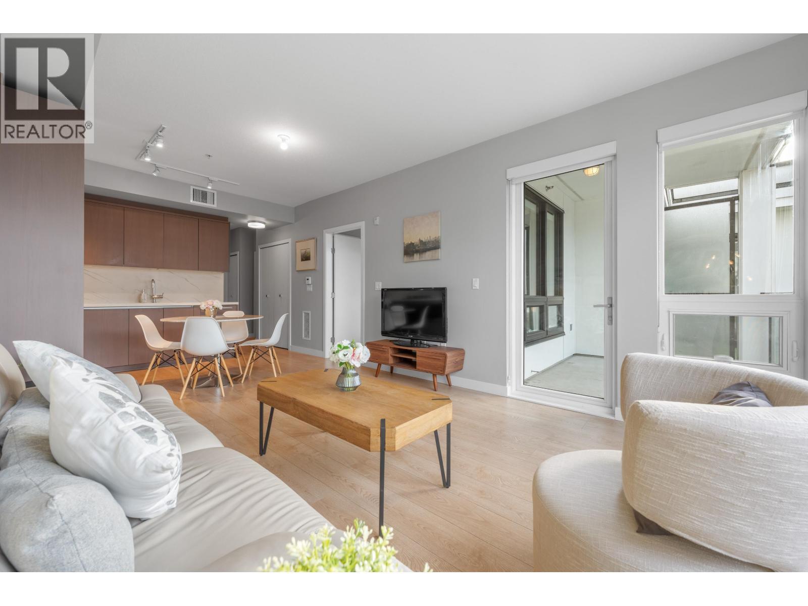 311 9388 Odlin Road, Richmond, BC - Indoor Photo Showing Living Room