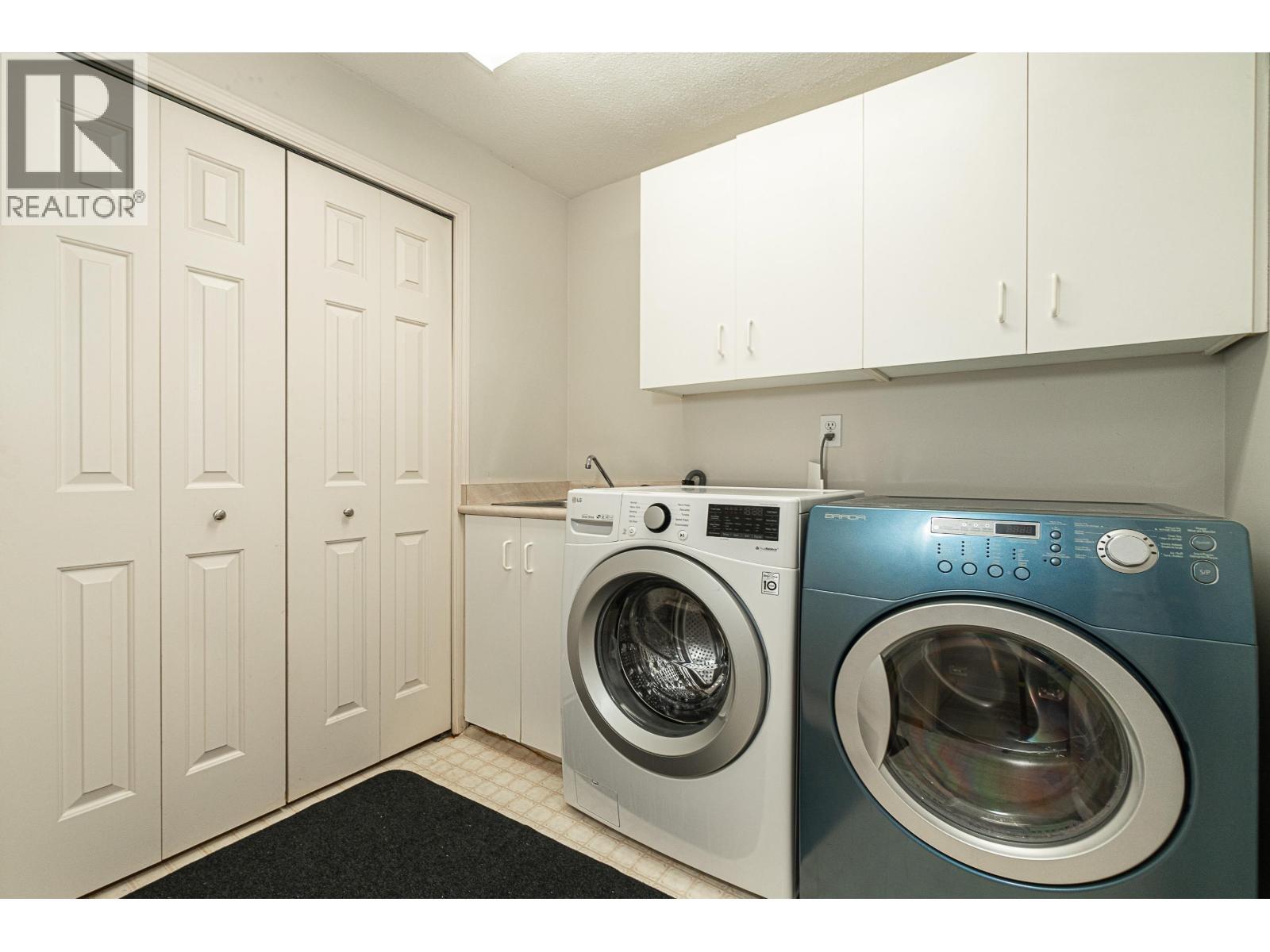 2922 W 22Nd Avenue, Vancouver, BC - Indoor Photo Showing Laundry Room