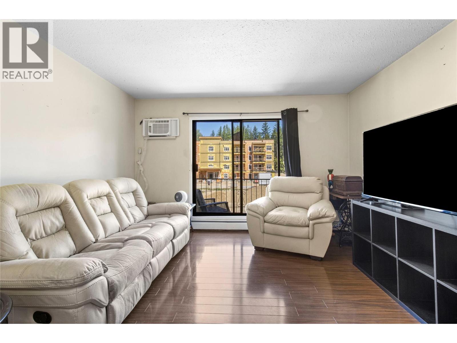 409 Main Street Unit# 204, Sicamous, BC - Indoor Photo Showing Living Room